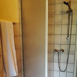 Dusche im Badezimmer